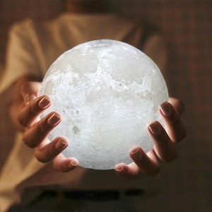 USB ΕΠΑΝΑΦΟΡΤΙΖΌΜΕΝΟ 3D PRINTED ΦΩΤΙΣΤΙΚΟ ΦΕΓΓΑΡΙ 15 EK. MOON LAMP ΠΟΥ ΑΛΛΑΖΕΙ ΧΡΩΜΑΤΑ