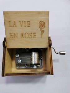 'La vie en rose' Ξυλινο μουσικό κουτάκι σχεδιασμένο και χαραγμένο με χαρακτική τεχνική laser cut ΟΕΜ9922