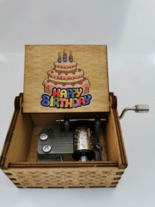'happy birthday' Ξυλινο μουσικό κουτάκι σχεδιασμένο και χαραγμένο με χαρακτική τεχνική laser cut ΟΕΜ9924